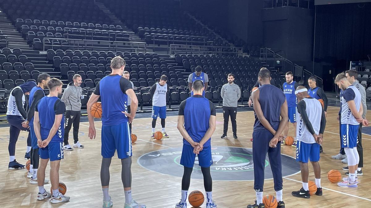 La plantilla del UCAM Murcia, que se encuentra en Estambul, guardó un minuto de silencio en el entrenamiento de este lunes.