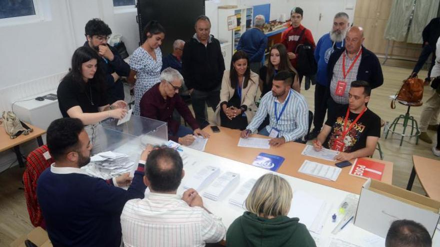 Un momento del recuento electoral celebrado en A Illa.