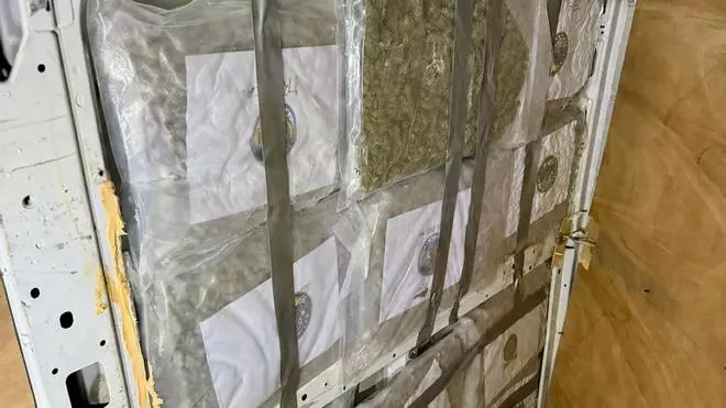 Les imatges de la marihuana que la Policia Nacional va trobar en una furgoneta a la Jonquera