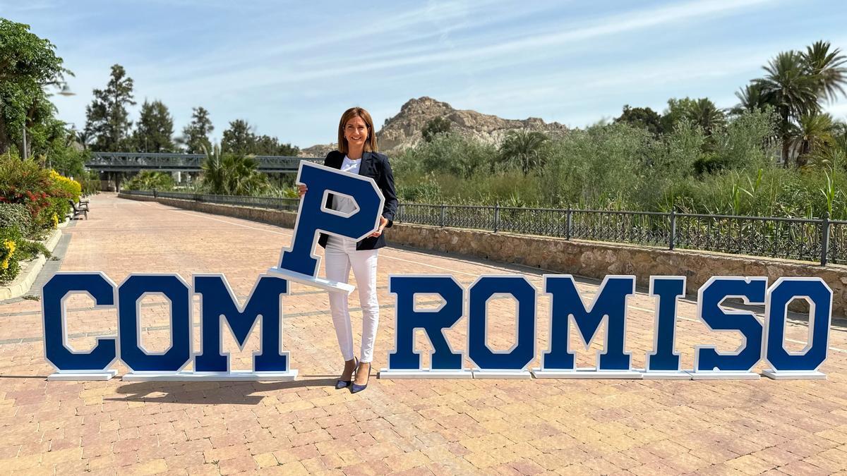 Patricia Fernández posa con las letras del lema de su campaña: ‘Compromiso’.