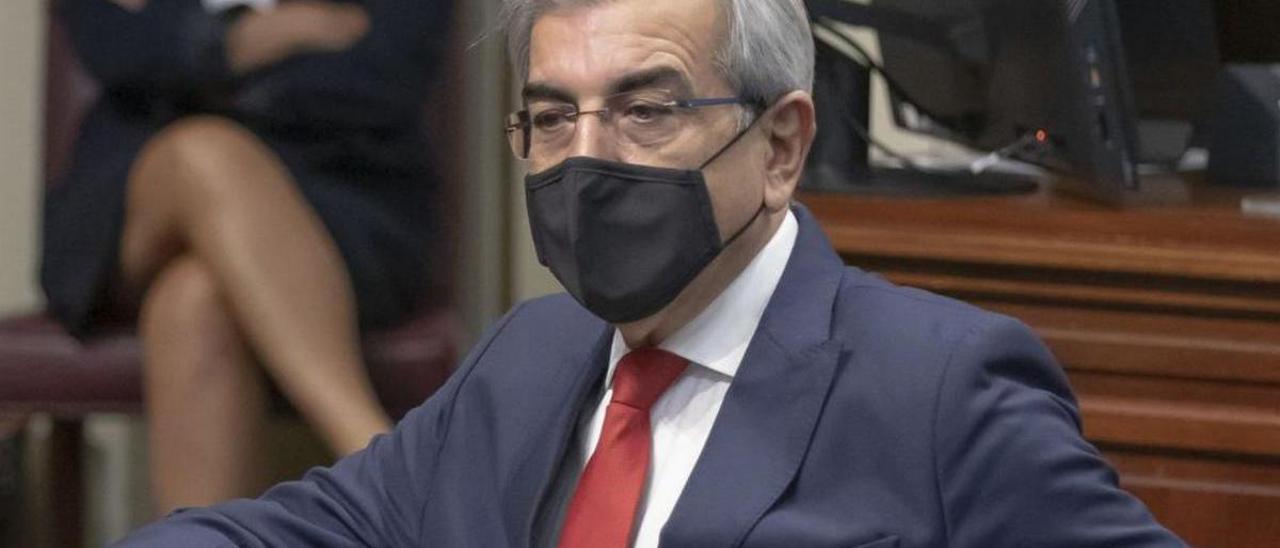 Román Rodríguez espera su turno para subir a la tribuna del Parlamento.