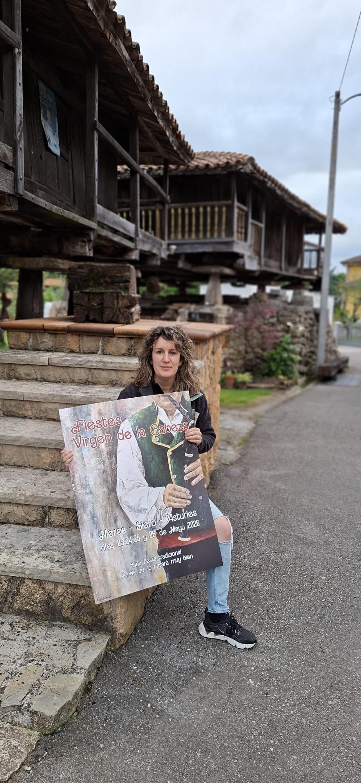 Sara Candanedo, con el cartel que ha diseñado de las fiestas de la Virgen de la Cabeza.