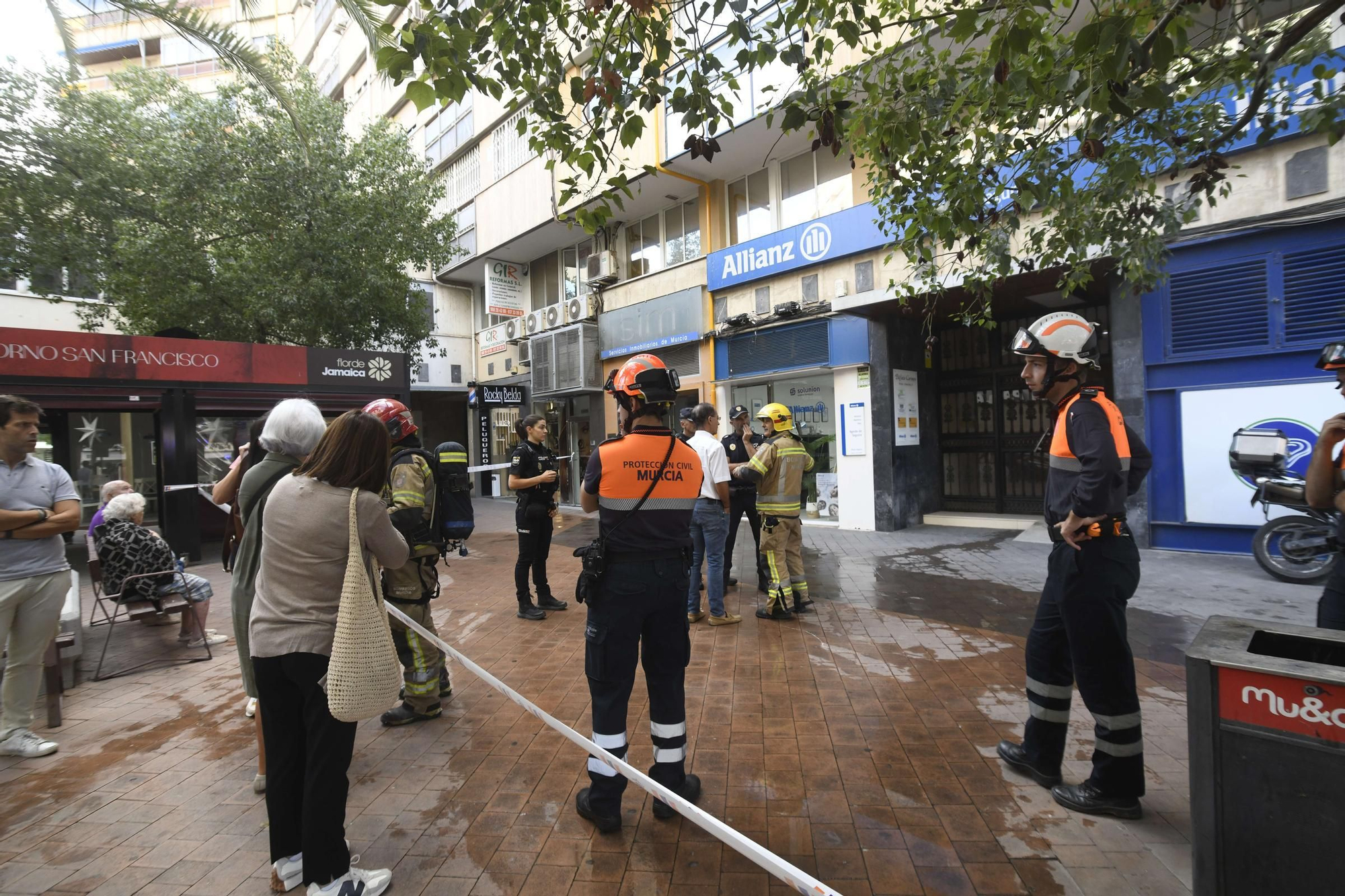 El incendio de un edificio en la Plaza Condestable, en imágenes