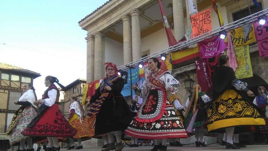 Integrantes de una de las asociaciones de folclore de la ciudad, durante una actuación.