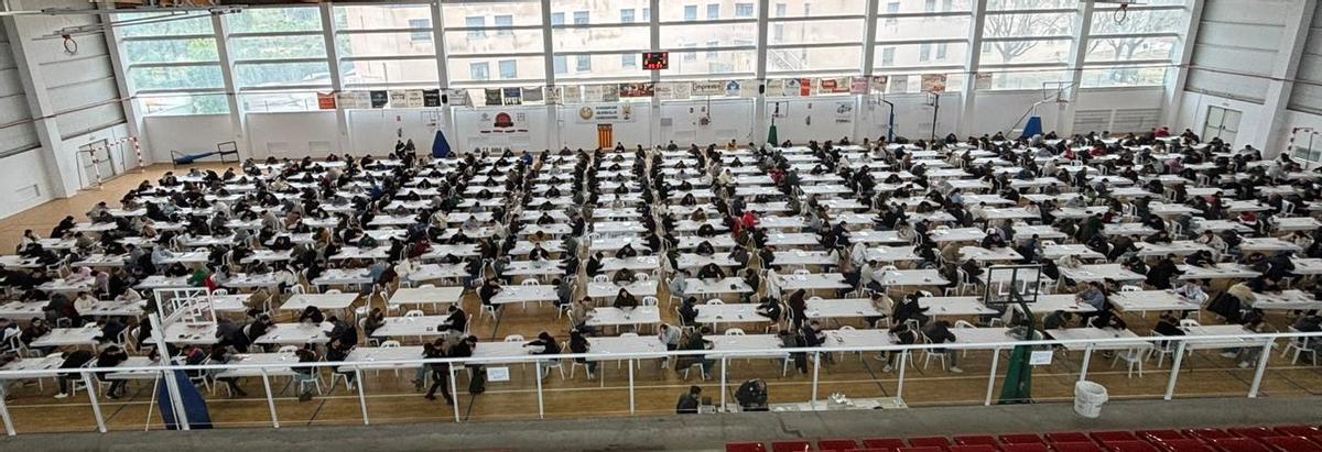 Aspirantes a la plaza de policía en Anna en el examen realizado este miércoles en el pabellón.