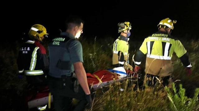 Traslado del cadáver del joven hallado en Queiruga. |  ADC B. Boiro