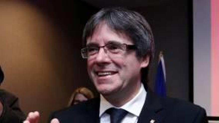 Puigdemont rectifica el seu euroescepticisme davant l&#039;allau de retrets