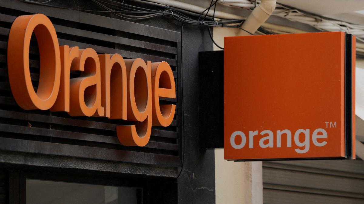 El logo de Orange en una tienda de la compañía.
