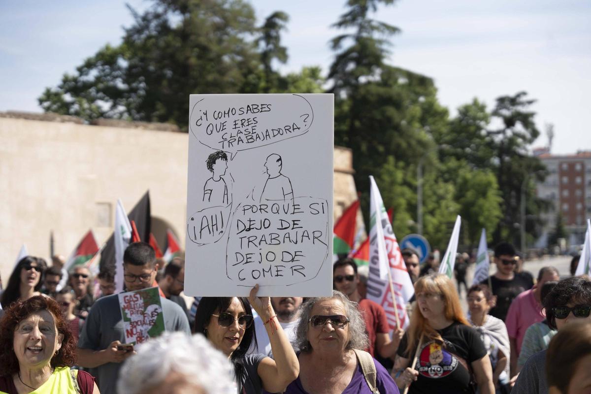 Una de las participantes en la marcha con un cartel.
