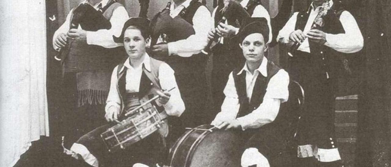 Manuel Dopazo Gontade (arriba, izquierda), con su grupo de gaiteros.