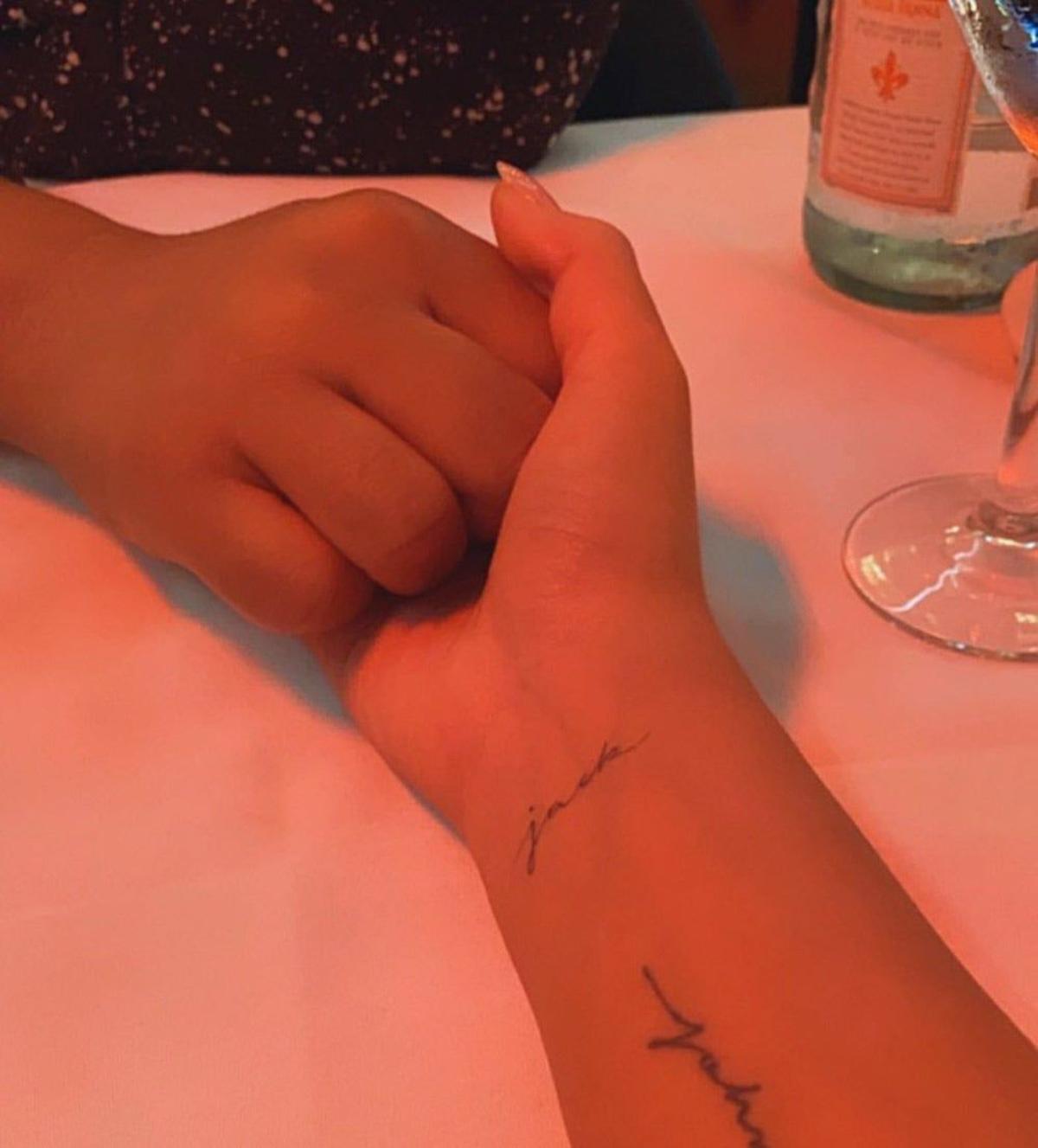Tatuaje con el nombre de Jack en la muñeca de Chrissy Teigen