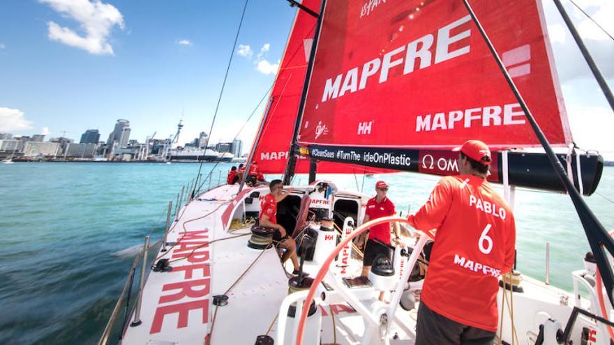 El Mapfre español, líder de la prueba, se prepara para la etapa reina entre Auckland e Itajaí (Brasil)