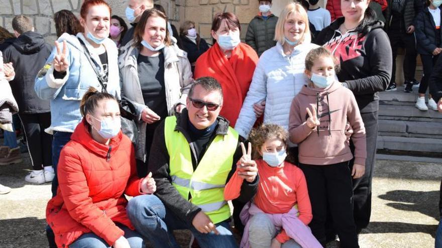 Integrantes del grupo de refugiados, a su llegada este domingo a Tarazona. | DAVID CHAIN