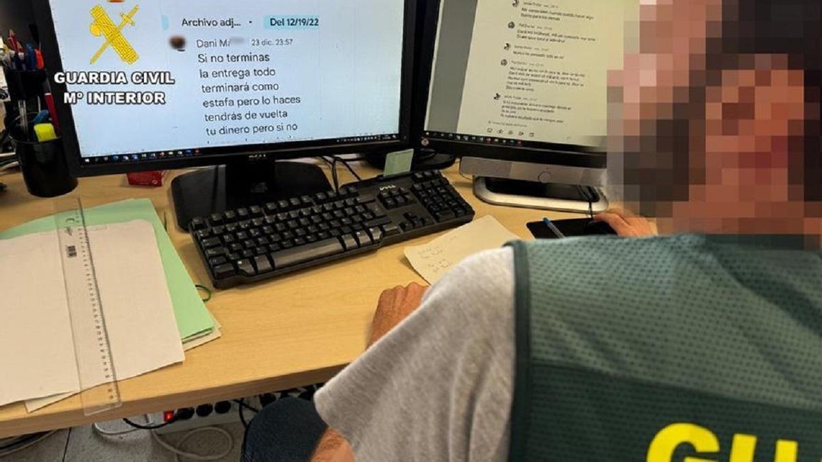 Agentes de la Guardia Civil de Alicante durante la investigación en la que han destapado deste timo del amor.