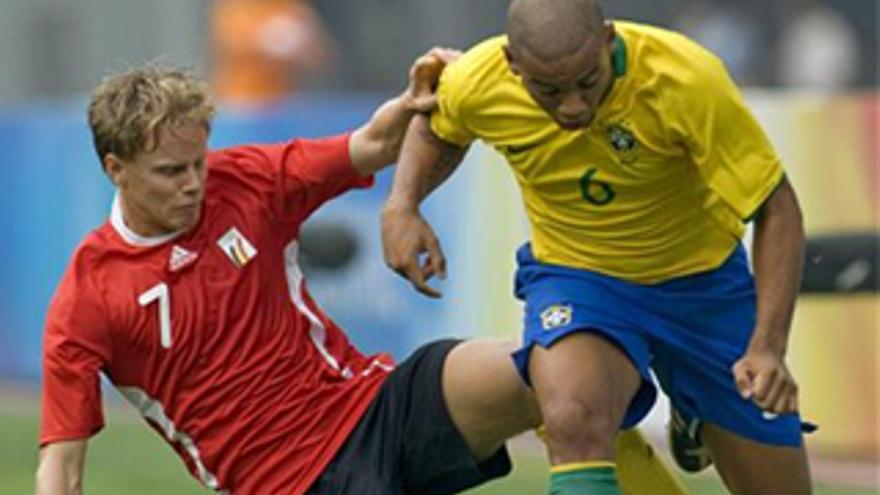 Hernanes salva a Brasil de su impotencia con un 1-0