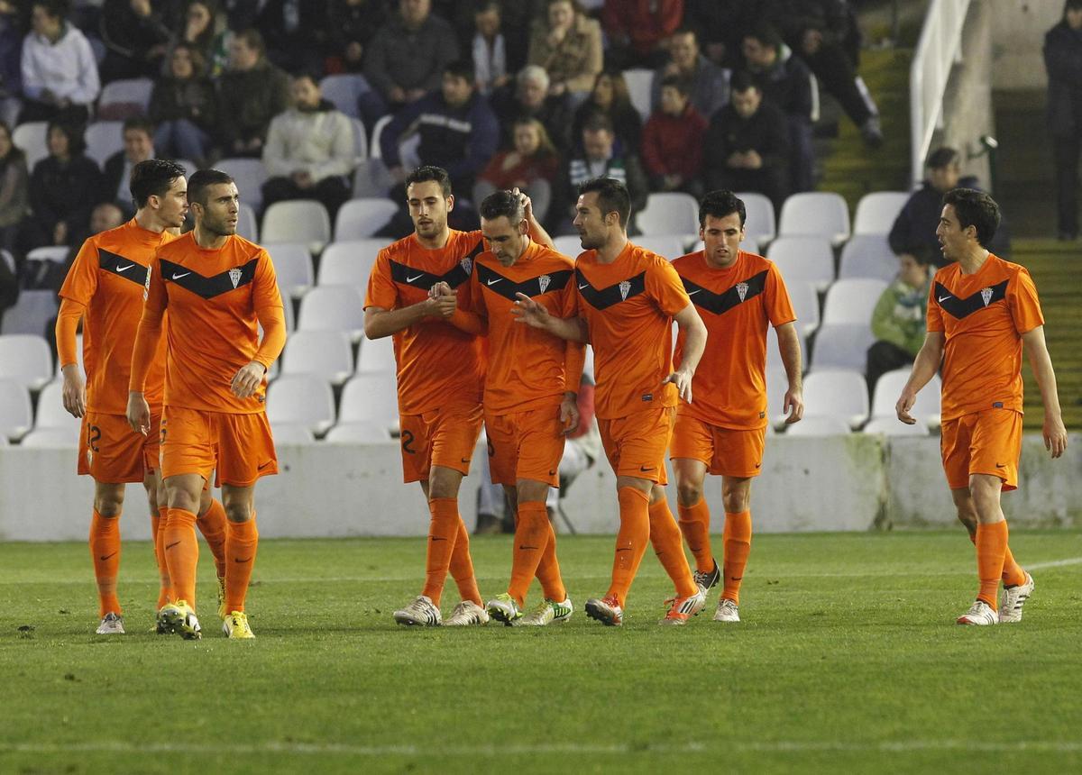 Los jugadores del Córdoba CF celebran el primer gol de Abel Gómez como blanquiverde, en El Sardinero. Los jugadores del Córdoba CF celebran el primer gol de Abel Gómez como blanquiverde, en El Sardinero.