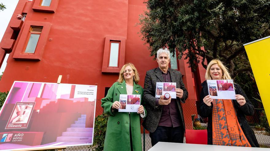 La alcaldesa de Calp, días atrás, en una de sus últimas apariciones públicas: el arranque del Año Bofill y la presentación de un sello conmemorativo del 50 aniversario de la Muralla Roja.