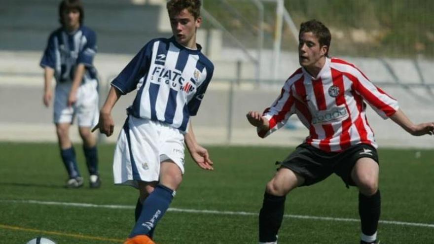 El astro francés, tocando el balón en el centro del campo.