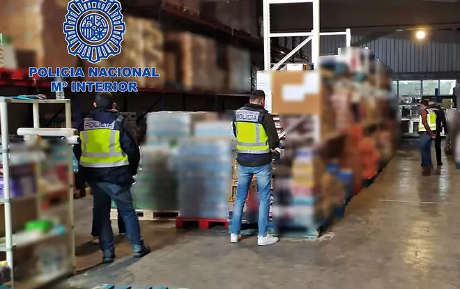 Incautan en La Nucía 500.000 bebidas y dulces caducados listos para venderse