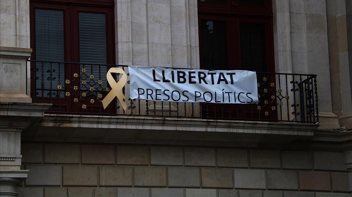 Pancarta en la fachada del Ayuntamiento de Reus repuesta después de que militantes de Ciudadanos la arrancaran.