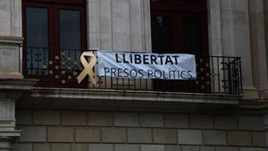 Pancarta en la fachada del Ayuntamiento de Reus repuesta después de que militantes de Ciudadanos la arrancaran.