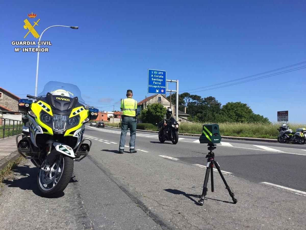 Un agente de la Guardia Civil refuerza el control de las motocicletas