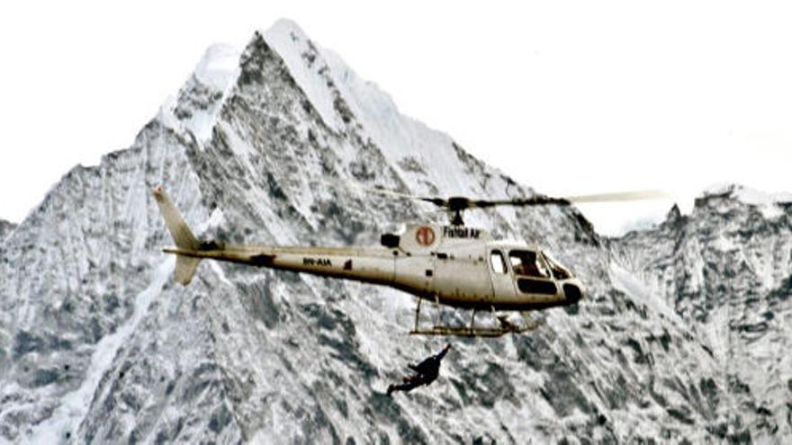 Un helicóptero realiza prácticas de rescate en el Everest