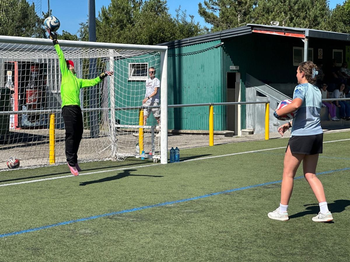 En imágenes: el club Valdés ACF conoce los secretos del portero gracias a la avilesina María Echezarreta, "Cheza"