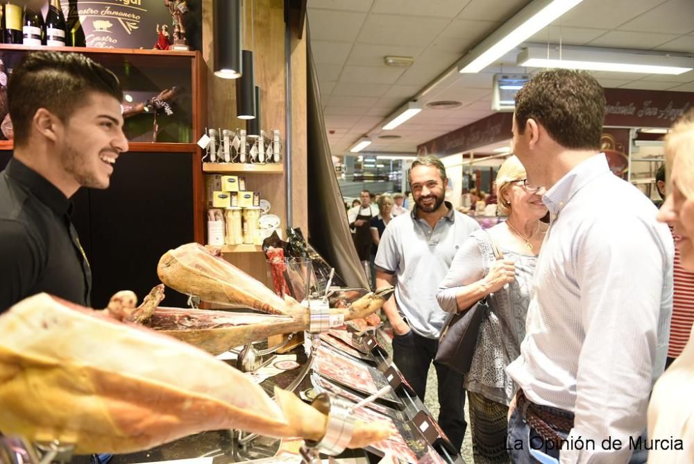 Teodoro García pidiendo el voto en el mercado Saav