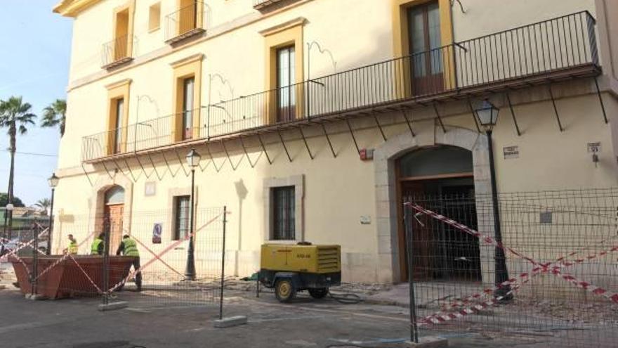 Cullera mejora los aledaños de la emblemática Casa de l&#039;Ensenyança