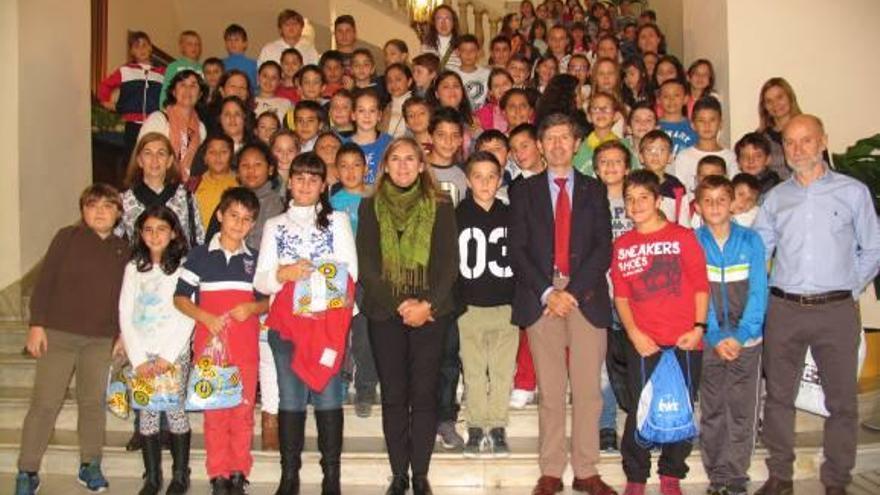 Los alumnos del CEIP Jaume I conmemoran el aniversario de los «Derechos del Niño»