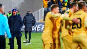 Mourinho mira enfadado la celebración de uno de los goles del Bodo/Glint.