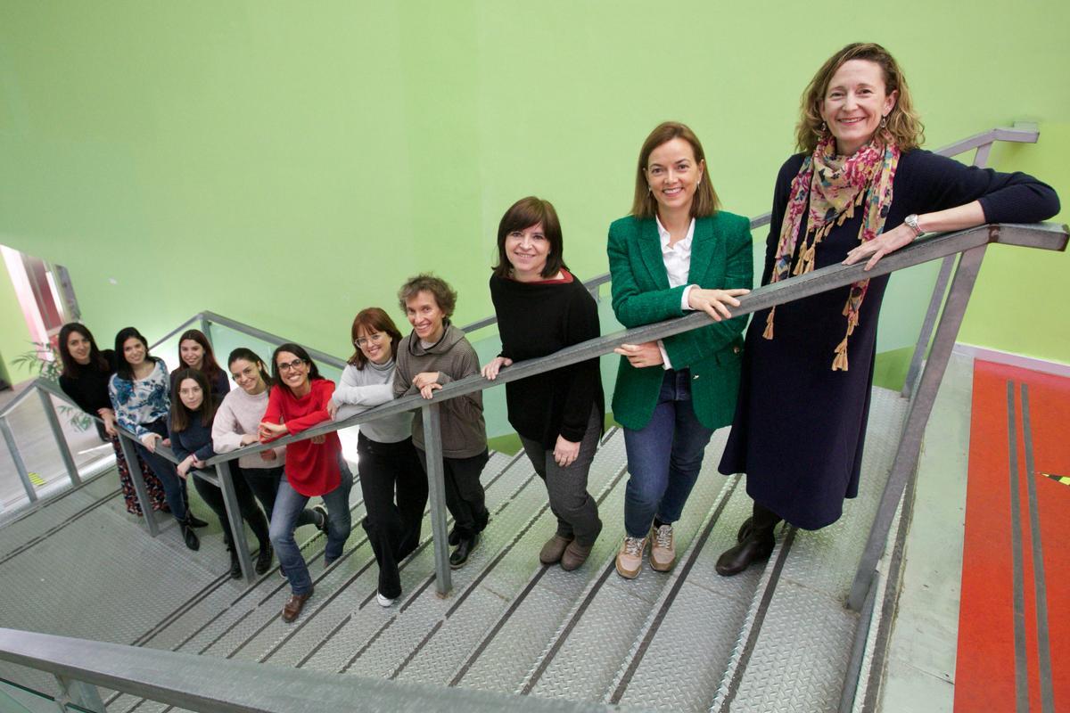 Ortín (primera por la izquierda) junto a una decena de trabajadoras de la facultad de Informática.