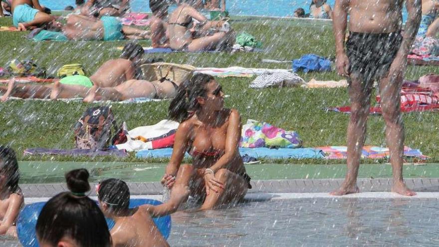 Las piscinas de Oira congregaron a decenas de ourensanos, buscando refresco contra el calor. // I. Osorio