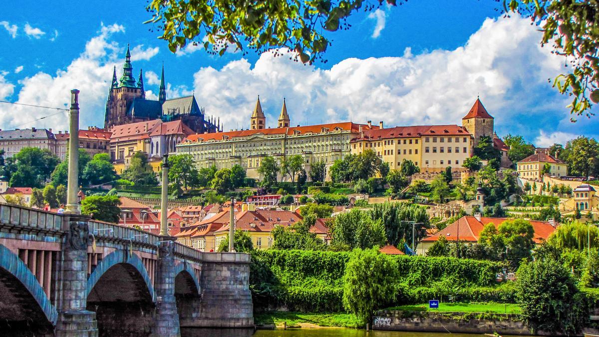 Descubre la magia medieval de Praga, una joya histórica en el corazón de Europa