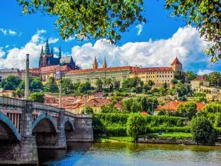 Descubre la magia medieval de Praga, una joya histórica en el corazón de Europa