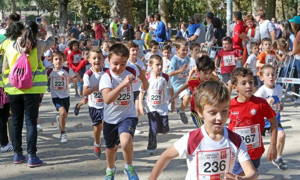 Más de mil niños -muchos acompañados por sus padres y sus madres- participaron en Castrelos en el XXI Cross Escolar-AD Castro San Miguel