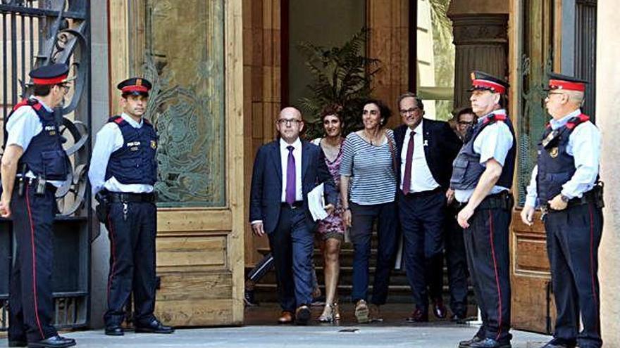 El president de la Generalitat, Quim Torra, amb la seva dona i els seus advocats, a la sortida del TSJC