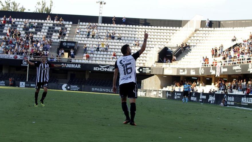 Elady Zorrilla celebra con la grada en el partido en el que anotó dos goles, ante el Almería B.