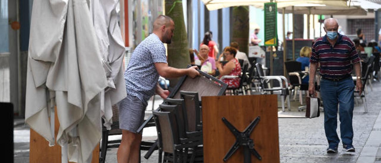 Recogida de una terraza en la zona Triana, en la capital grancanaria.