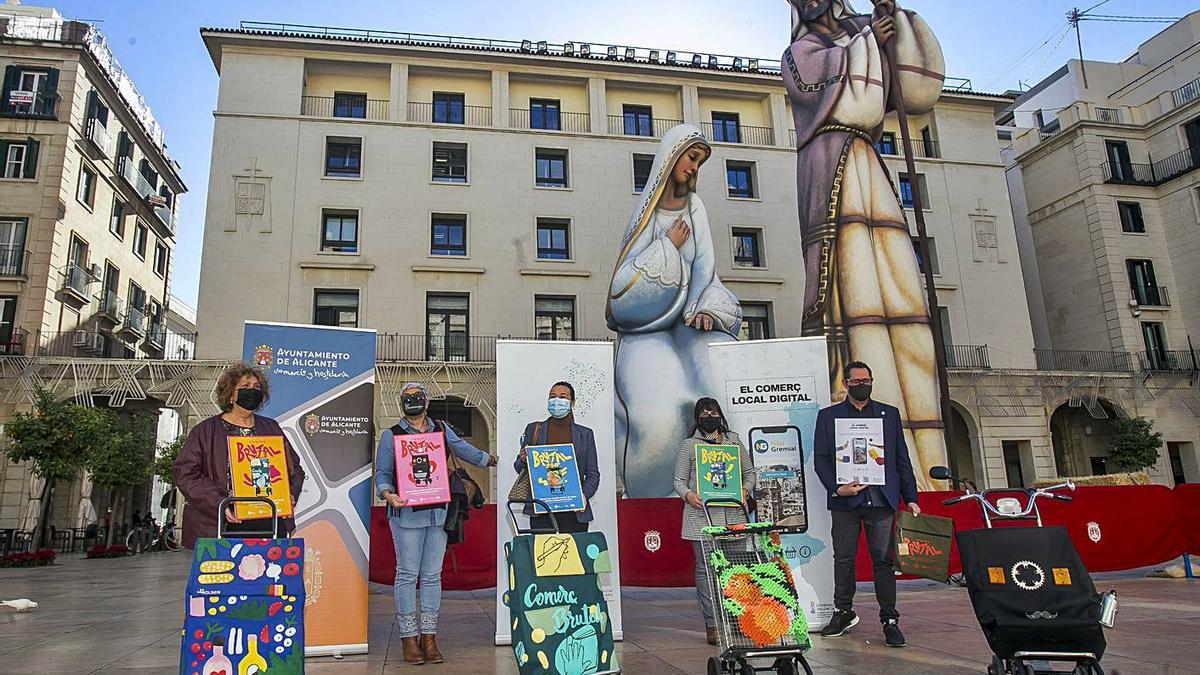 Carros exclusivos que sortearán asociaciones de comerciantes de Alicante. | HÉCTOR FUENTES