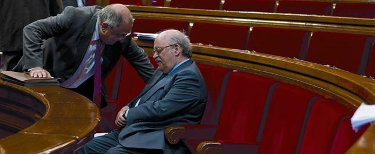 El conseller Andreu Mas-Colell parlaamb el socialista Joaquim Nadal, ahiral Parlament. El conseller Andreu Mas-Colell parlaamb el socialista Joaquim Nadal, ahiral Parlament.