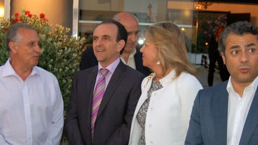 El consejero de Turismo, Rafael Rodríguez, y la alcaldesa de Marbella, Ángeles Muñoz (en el centro) antes de la presentación de la campaña, en el hotel Los Monteros.