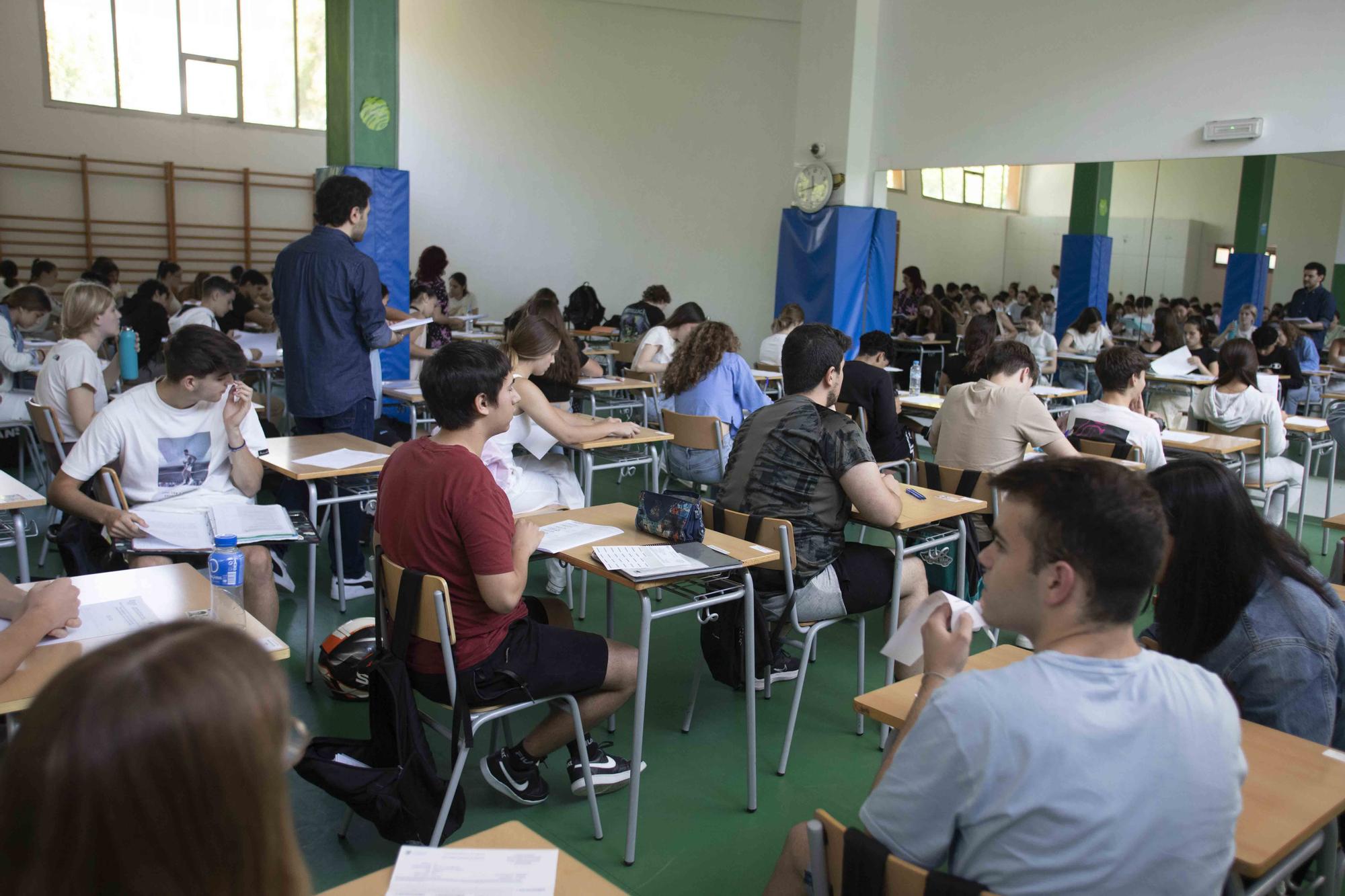 Alumnos de los institutos de la Costera y la Canal se enfrentan a los primeros exámenes de las PAU en Xàtiva