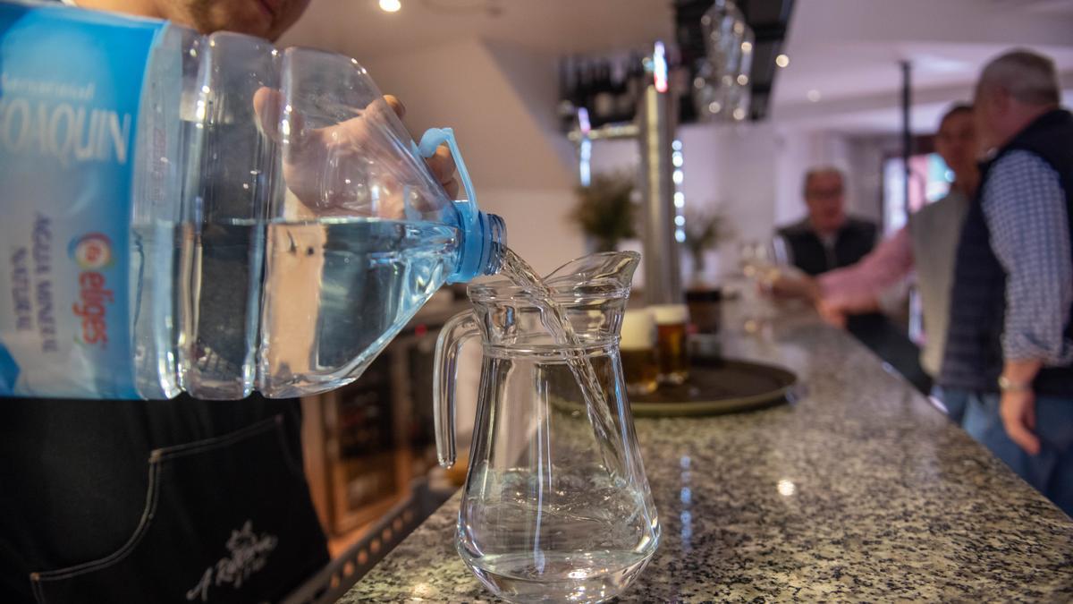 Betanzos fleta cisternas y reparte garrafas ante las restricciones de agua por la gastroenteritis