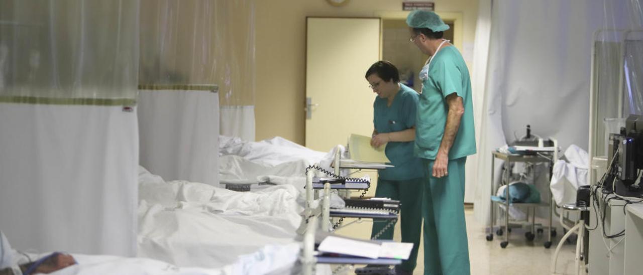 Médicos atendiendo a pacientes en una de las estancias del hospital Lluís Alcanyís de Xàtiva.