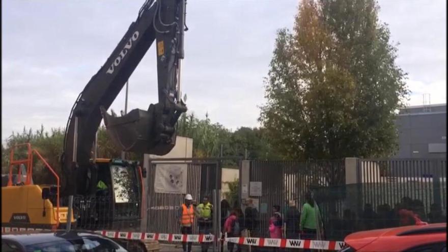 Malestar entre pares i mares de l'escola Ítaca per unes obres just a l'entrada del centre