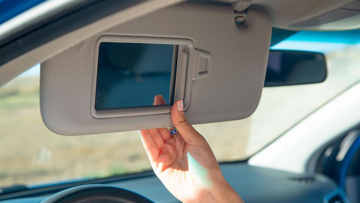 La Guardia civil ya extrema la vigilancia en las viseras parasol de encima del conductor y copiloto: 200 euros y la retirada de dos puntos