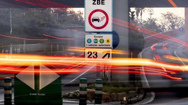 Cartell informatiu de la zona de baixes emissions a la Ronda Litoral. | FERRAN NADEU