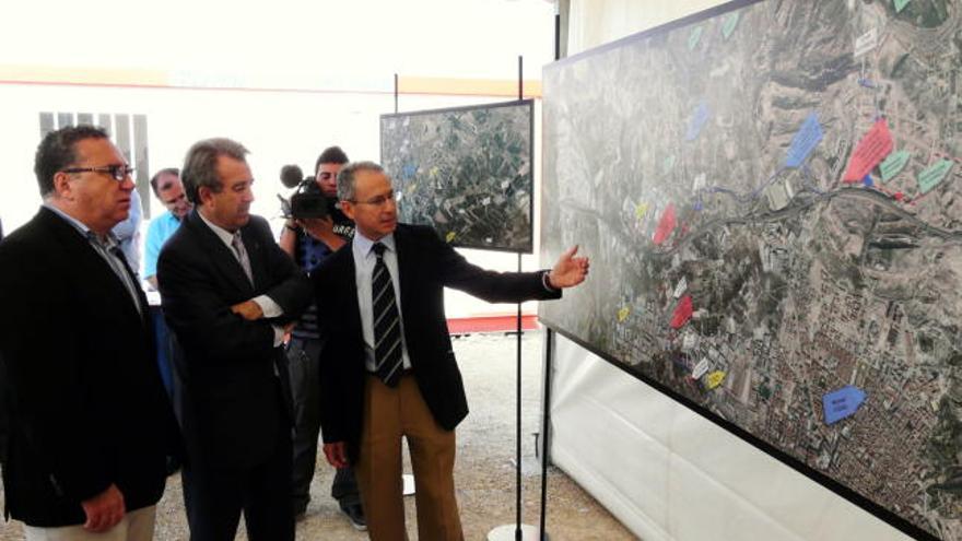 Un técnico explica el proyecto al consejero de Agricultura, Antonio Cerdá, y al alcalde de Molina, Eduardo Contreras